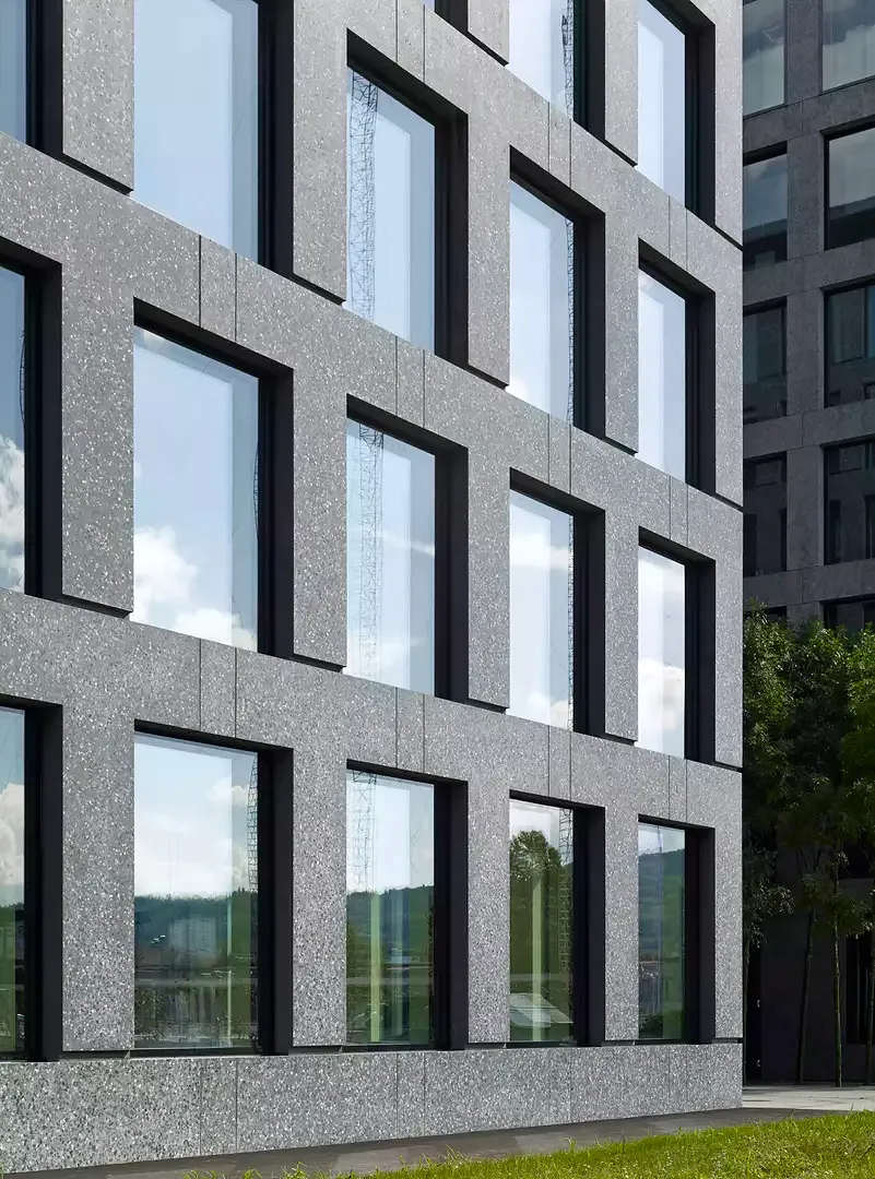 Die Ansichten der Fensterrahmen sind auf ein technisch mögliches Mindestmass reduziert