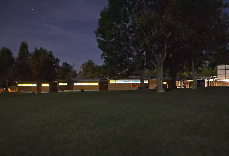 Vitraux éclairés au crépuscule, vue Est