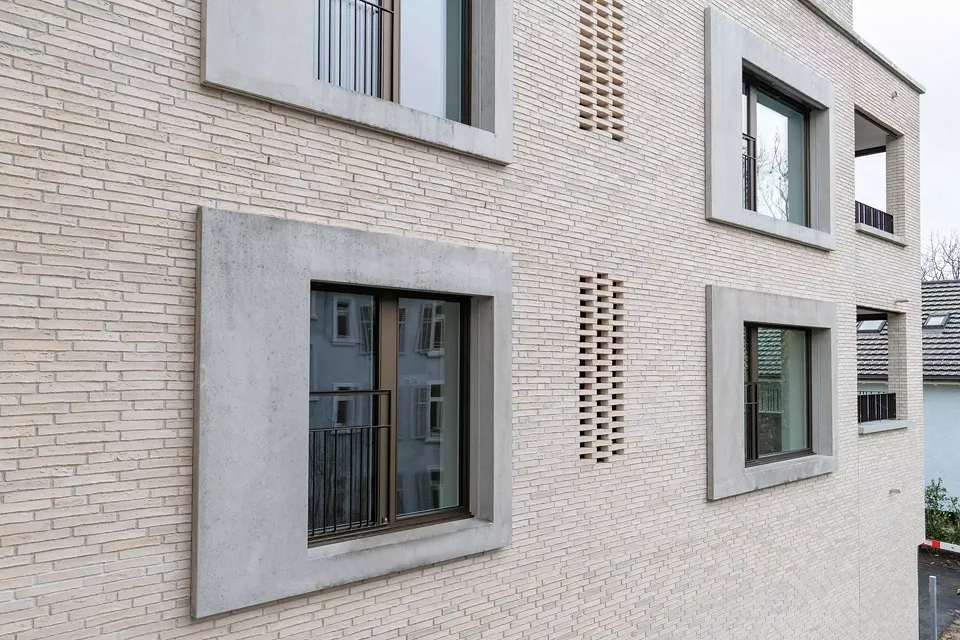 Klinkerfassade mit Perforationen und Betonfenstereinfassungen