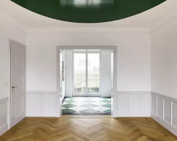 Das Esszimmer mit Blick in die Küche und in den Garten