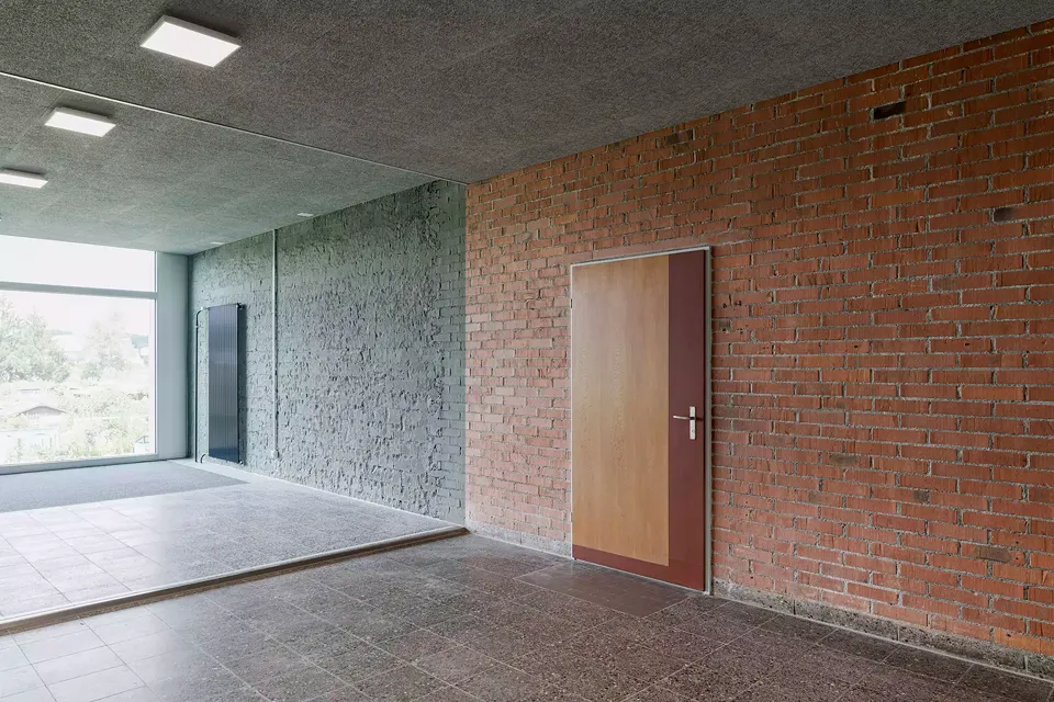 Farbgebung verschiedener Bereiche in Bestand, Übergang und neuer, vertikaler Erschliessung