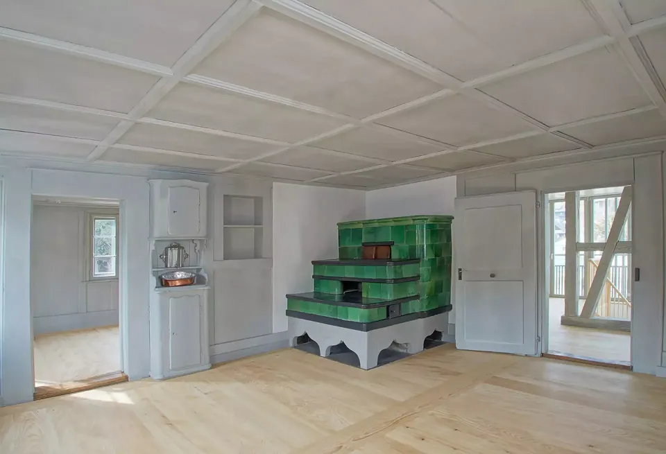Zimmer mit Ofen