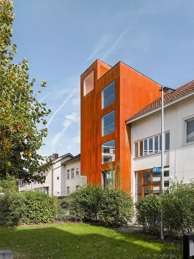 Die Tragstruktur des  Turms ist mit gewelltem Corten-Blech umhüllt. Dieses Material rostet  mit der Zeit und verleiht dem Gebäude eine orangefarbene Tonalität.