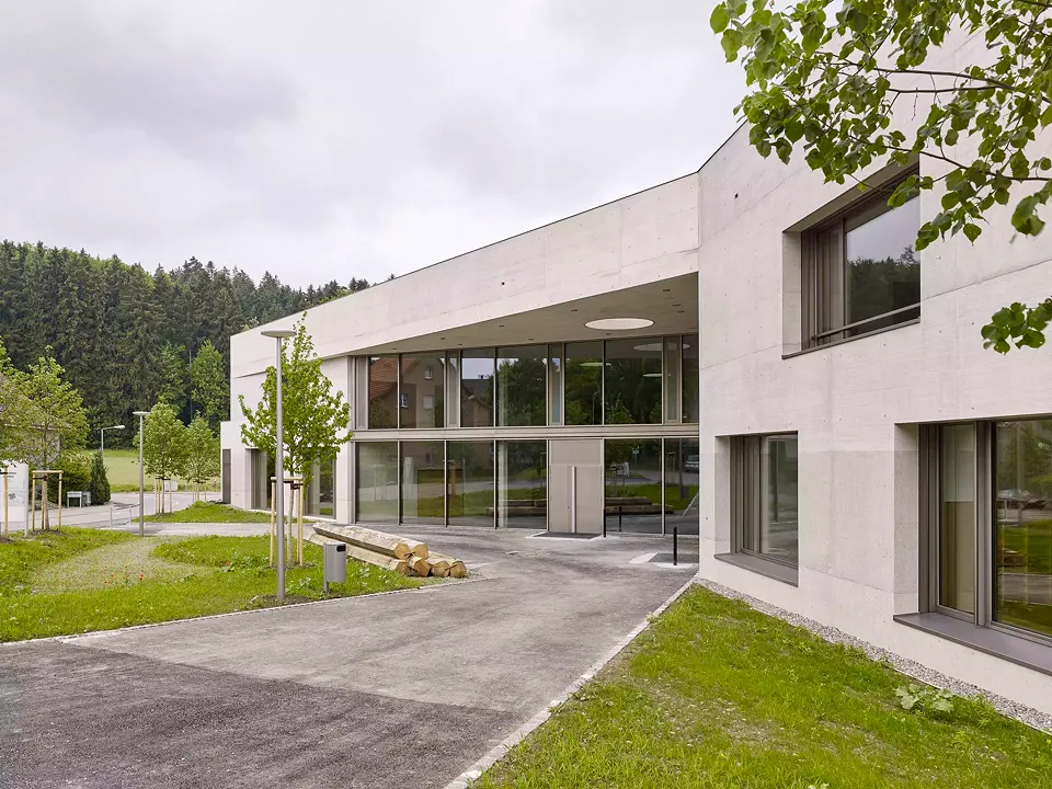 Schulhaus Zinzikon, Haupteingang
