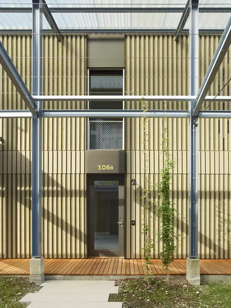 L'entrée de l'appartement-atelier offre, grâce à une structure en avant, un espace propice à une appropriation personnelle.