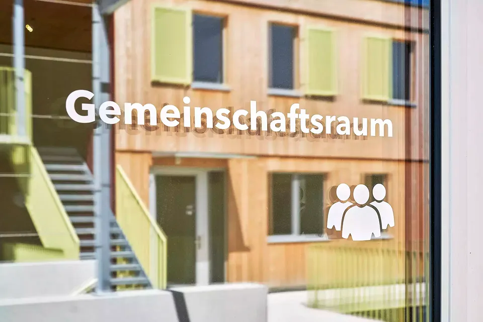 Les espaces à usage collectif sont directement accessibles depuis la terrasse ou la cour du  rez-de-chaussée, et démontrent une structure  claire grâce à un concept de signalétique convivial.