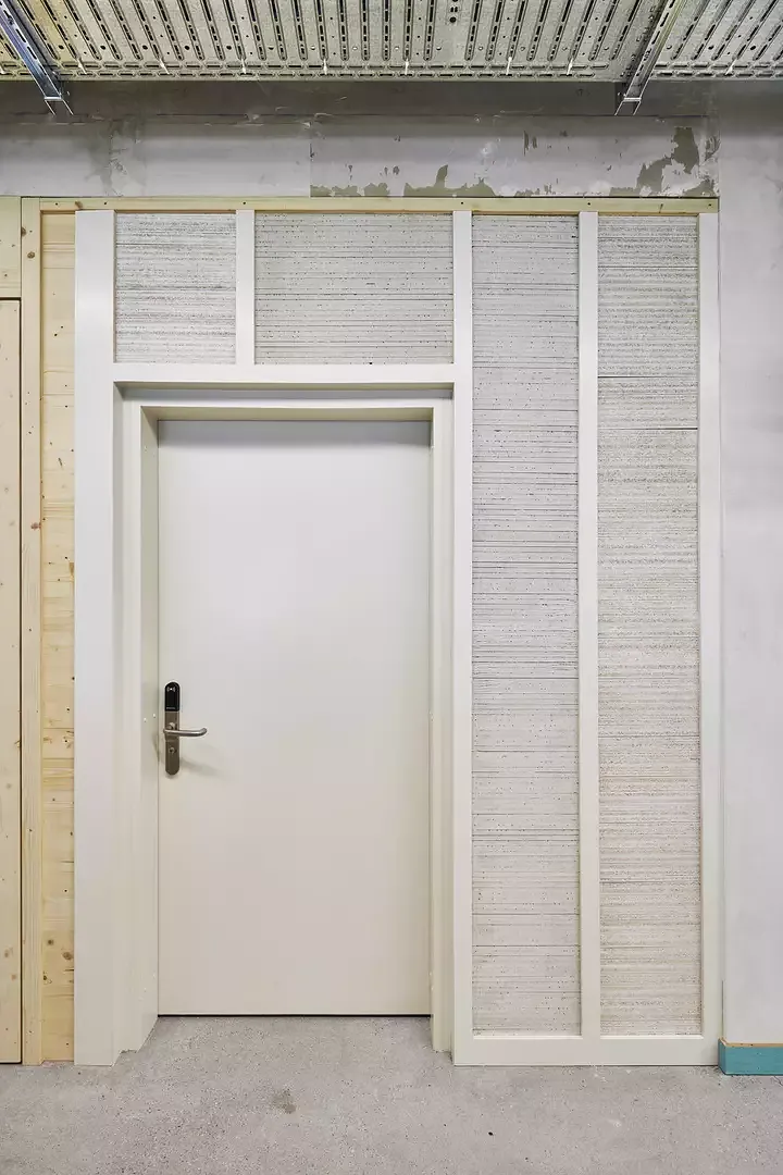 Die Deckenpaneele, sowie weitere Paneele, wurden zersägt und zu Innenwänden gestapelt