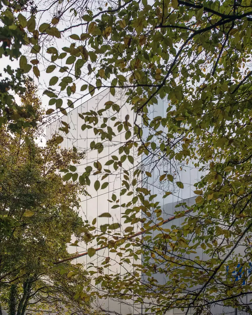Façade dans le parc