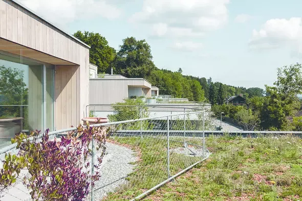vorgelagerte Terrasse der oberen Wohnungen.