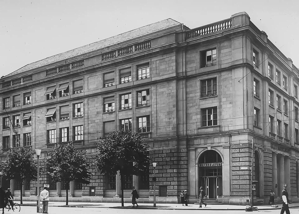 Nach dem Umzug der Börse an den Bleicherweg wurde das Haus umgebaut: Der grosse Saal wurde entfernt und das Gebäude unter Witmer und Senn 1932 zum Bankgebäude umgeformt. 