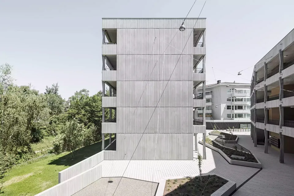 Stirnfassade mit Strukturschalung