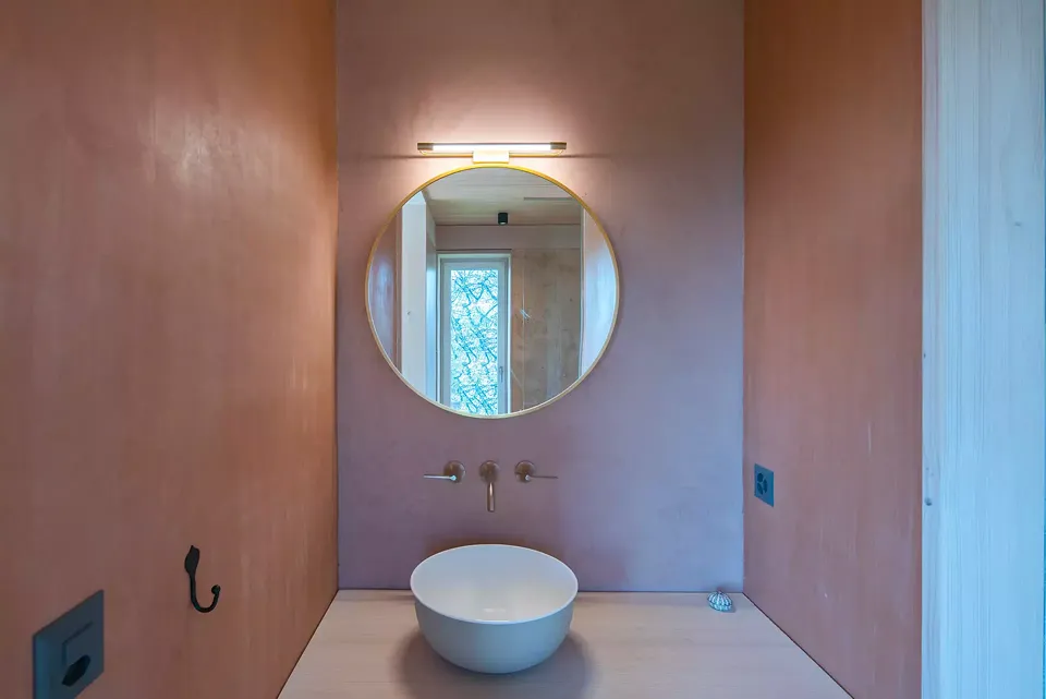 Lavabo mit Lehmwänden