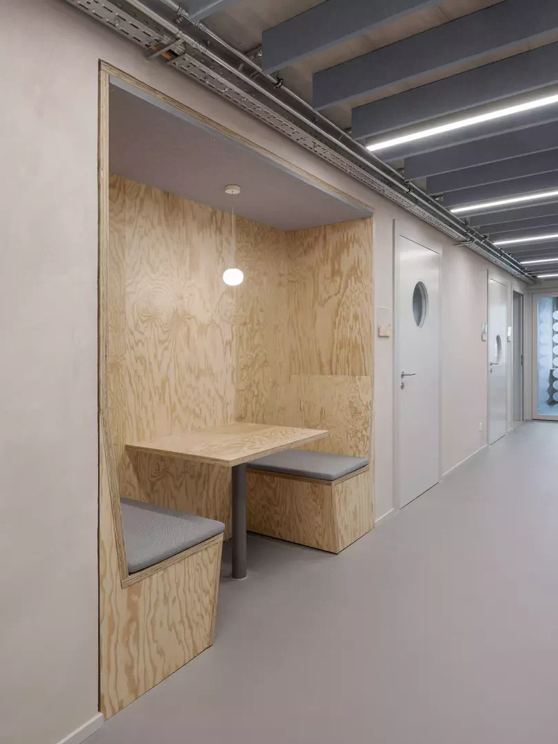 Korridor im Obergeschoss mit Sitznische.