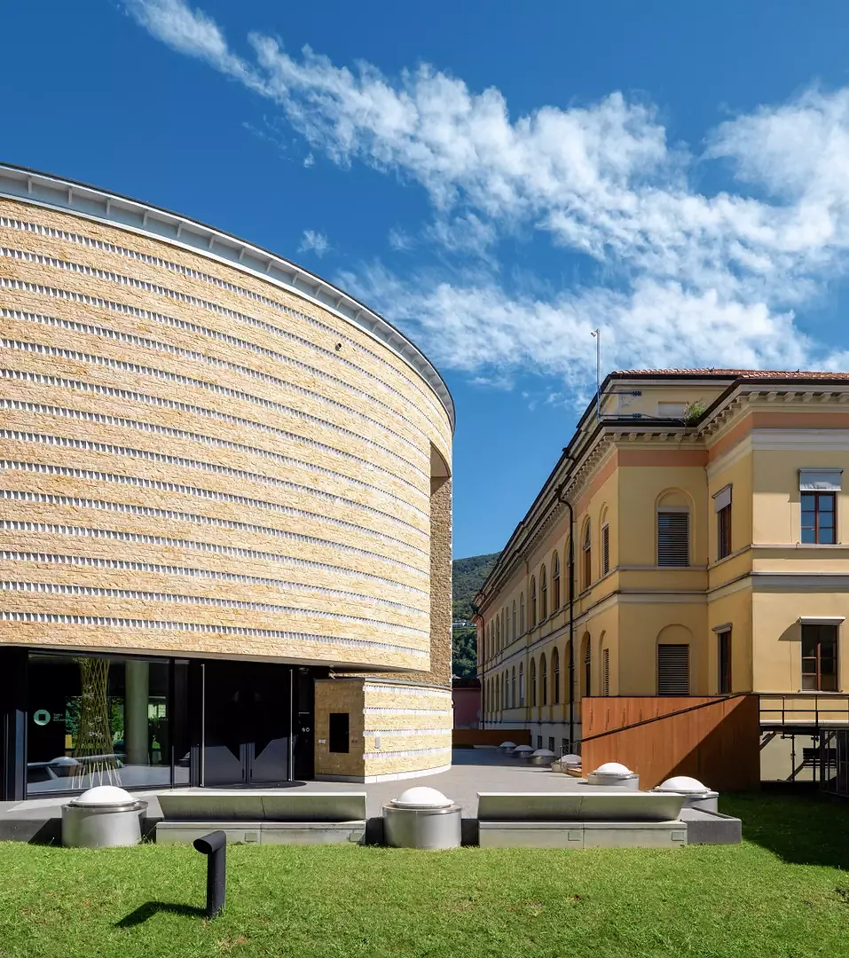 Mélange de style et d’époque.  Sur le campus universitaire de l’Académie d’architecture de Mendrisio, le Teatro dell’Architettura de Mario Botta voisine le Palazzo Turconi.