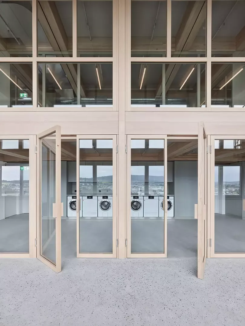 Différents espaces communs ont été intégrés dans l’immeuble d’habitation. Malgré la présence de machines à laver dans les appartements, il existe par exemple une buanderie commune. L’idée étant d’en faire un lieu de vie.