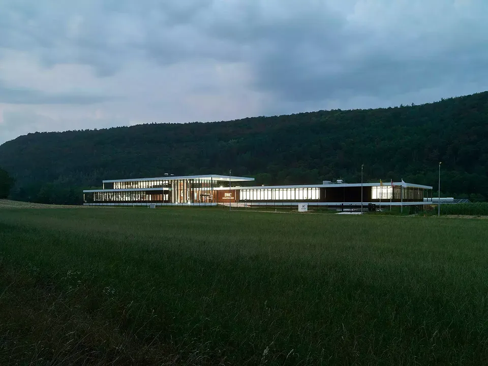 Von ATP Zürich integral geplant: IWC Manufakturzentrum bei Nacht.