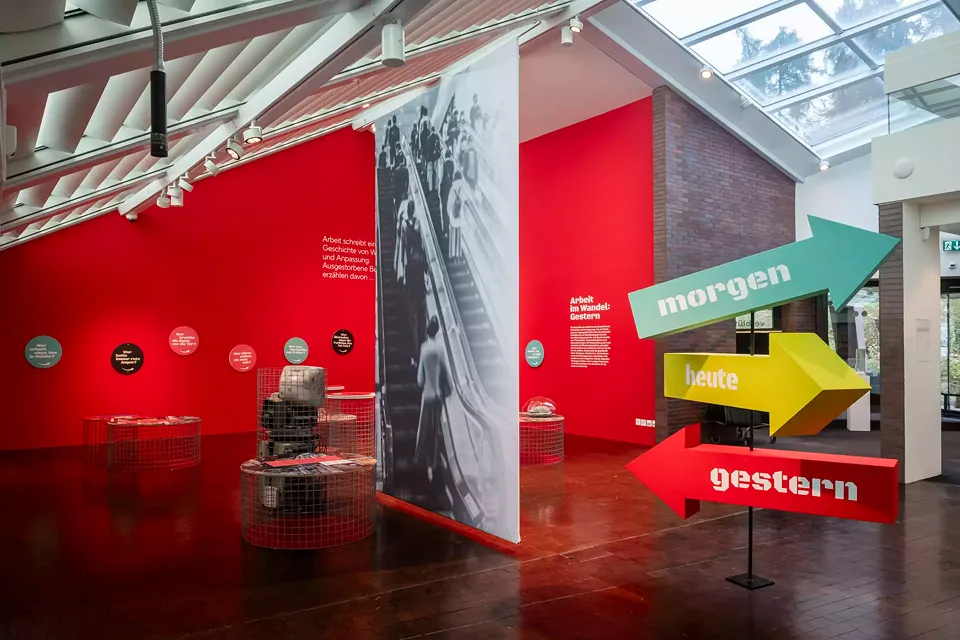 Auftakt der Ausstellung im «gestern» mit Wegweiser zum «heute» und «morgen». Ein transluzentes Panel führt – auf einer Seite mit Text, auf der anderen mit einem Stimmungsbild – in die Ausstellung ein.