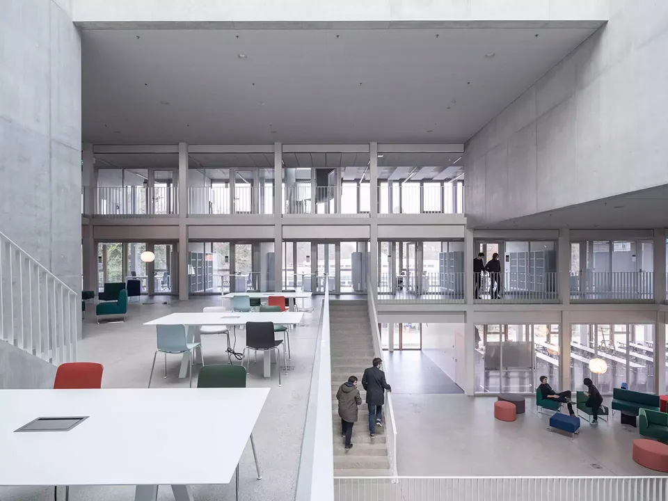 Die Räume im Kern sollen Begegnungen und Austausch  zwischen den Nutzer*innen stimulieren.  Die Architekt*innen haben dazu eine Landschaft aus Terrassen und  Treppen entworfen.