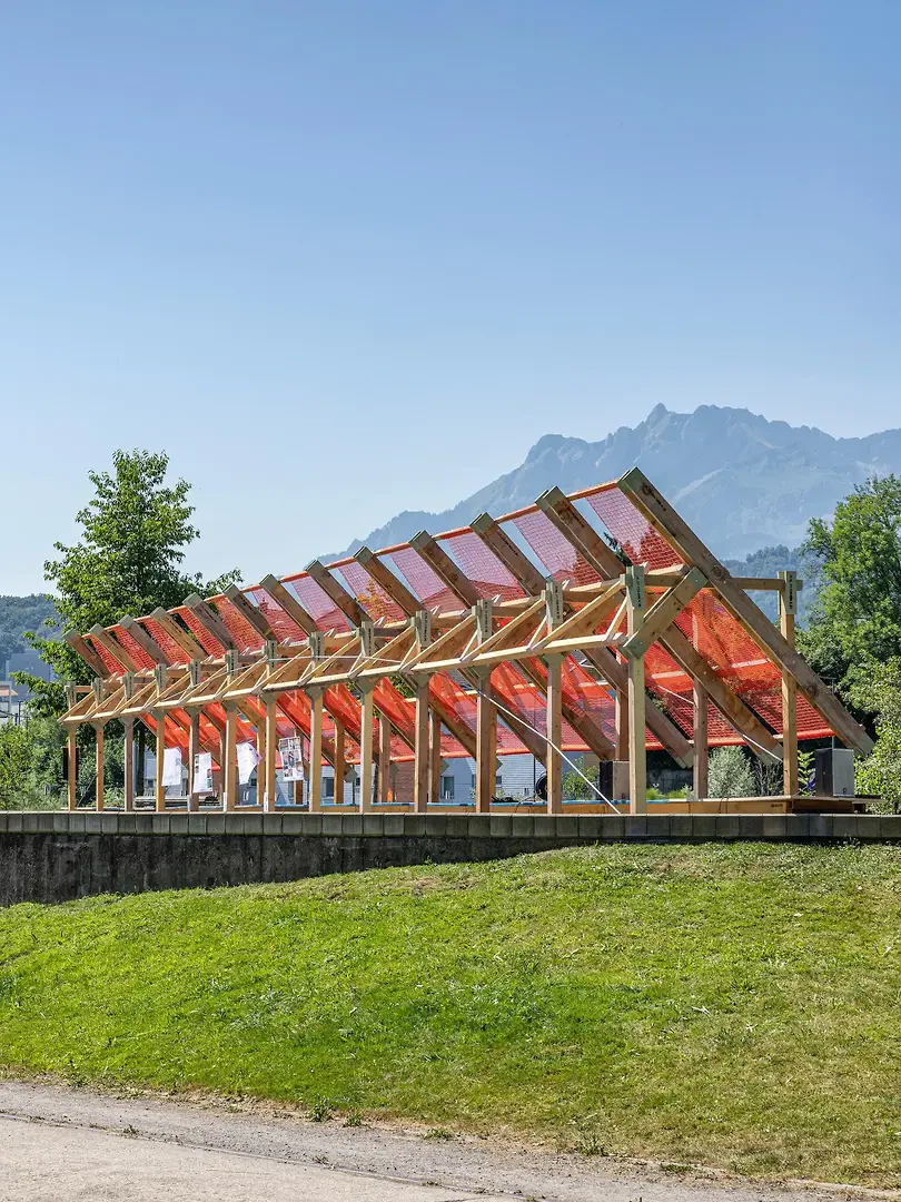 Das Projekt «Longtable» durchschneidet die stillgelegte Infrastruktur und macht ihre Dimension, Tiefe und Begrenzung neu erfahrbar.