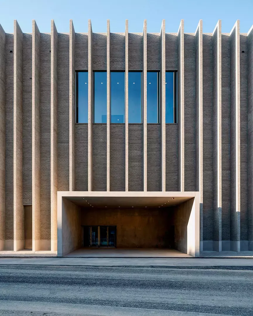 Côté place, au milieu  du bâtiment construit sur mesure, siège l’entrée principale du musée.  L’accès est proportionnel  au bâtiment et fonctionnel.