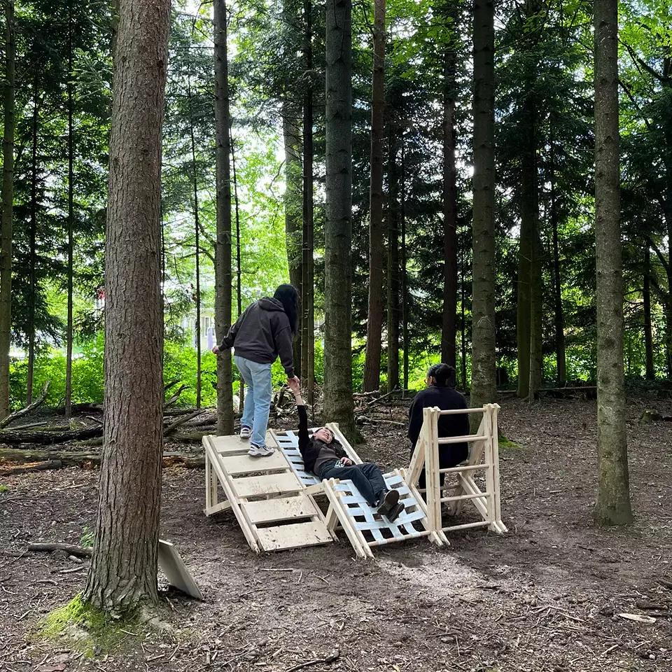 Projekt: Chair Up – Standort: Shooting Range – «Chair up» ist ein Projekt im Herzen des Produktionswaldes, das zum Sitzen, Kontemplieren und Spielen einlädt.