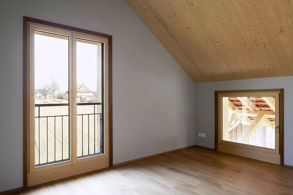 Beim grossen Knickdach  wurde auf Gauben verzichtet, um die Referenz an die vormalige Scheune nicht zu verwässern. Um Licht in die obersten Ebenen zu bringen, wurden Fenster in den Drempeln und Dachflächen angeordnet.
