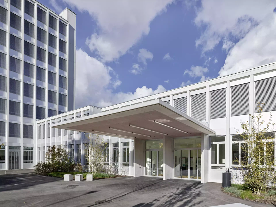 Neuer Haupteingang und Vordach