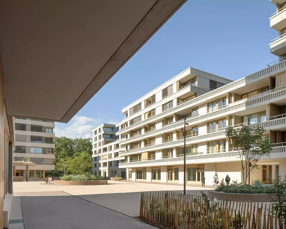Esplanade urbaine minérale au dessin unifié
