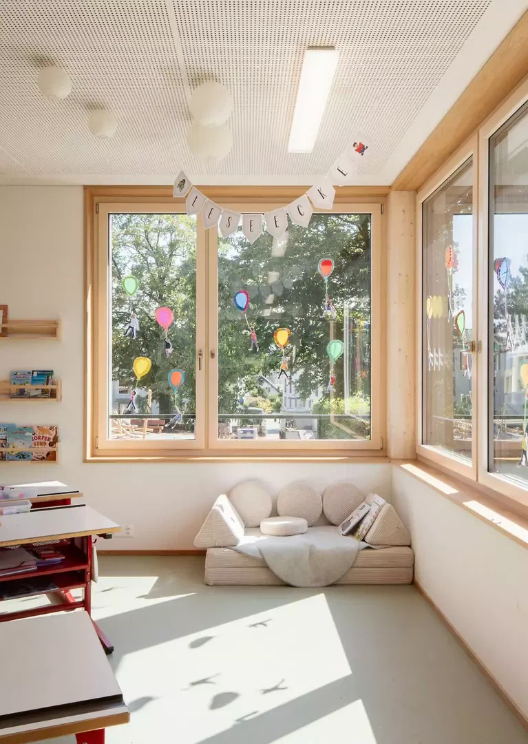 Über Eck belichtete Klassenzimmer