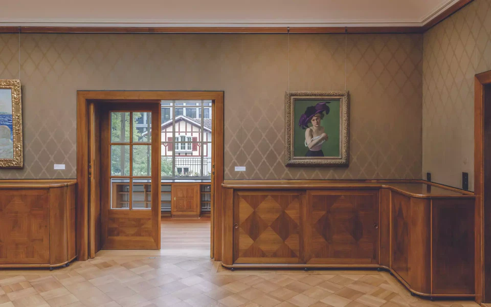 Blick aus dem sanierten Oberlichtsaal in die Veranda und zum Kutscherhaus