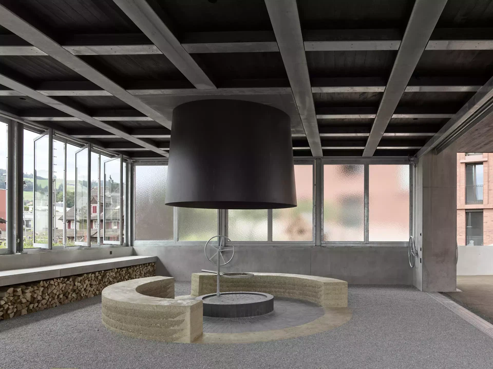 À côté du grand tapis qui mène de la Chäsiplatz,  où se trouvait autrefois la fromagerie, dans la cour intérieure, se trouve un grand pavillon avec barbecue.