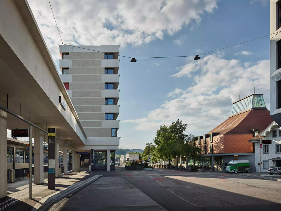 Das siebengeschossige Wohn- und Geschäftshaus bildet den Abschluss des Ensembles.