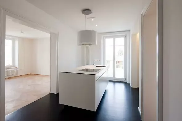 Küche mit Esszimmer und Zugang zum Balkon. Die Hochelemente befinden sich in einer Wandnische