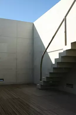 Patio vor Eltern-Schlafzimmer mit Aufgang zu Dachterrasse