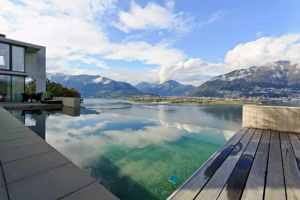 Piscina a sfioro