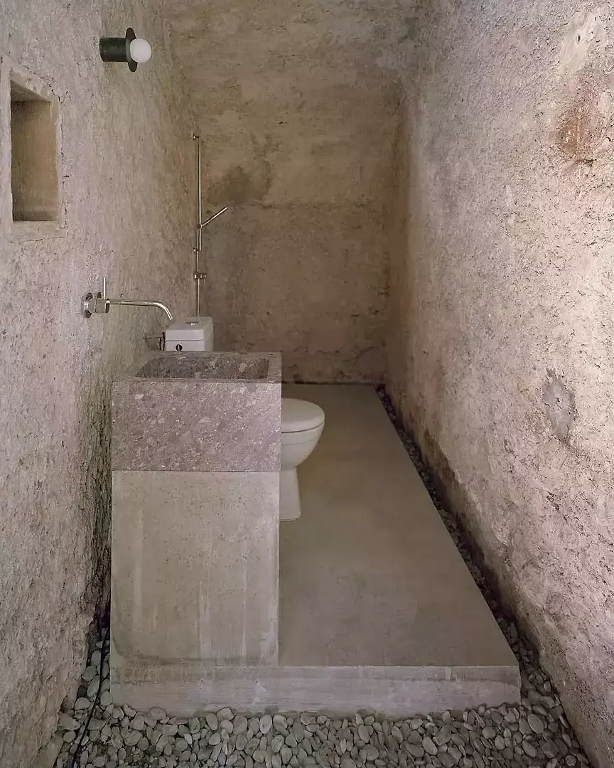 Die Dusche im feuchten Erdkeller. Warm genug, weil die Wärmepumpe linkerhand liegt.