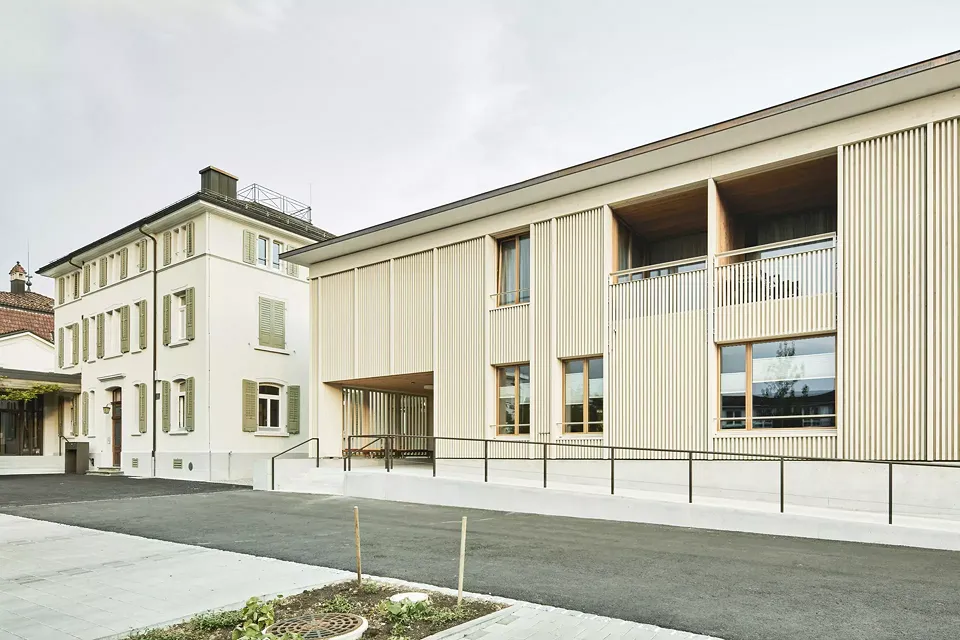 Eingangsfassade mit historischer Villa