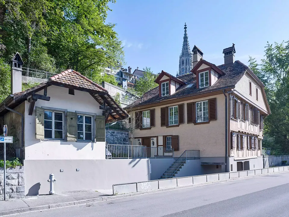 Wohnhaus an der Aare mit Dependenzgebäude