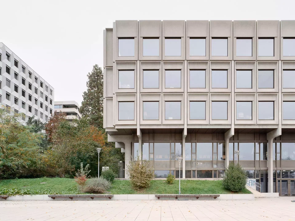 Verglaste Sockelgeschosse für die Verwaltung, darüber die Unterrichtsräume mit der Fassade aus Sichtbetonfertigelementen