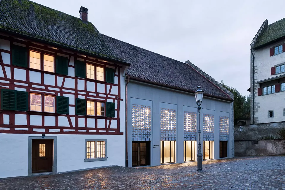 Städtlifassade mit ehemaligem Pfarrhaus