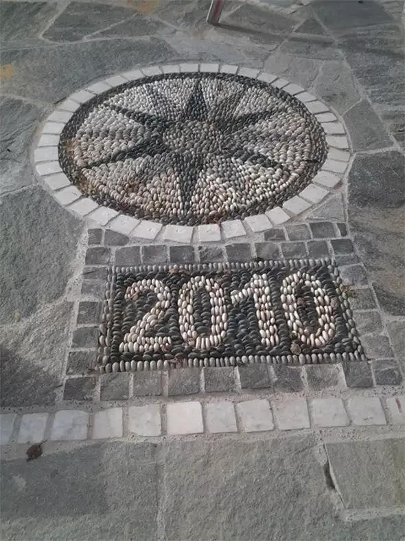 Sitzplatz-Mosaik-Eigenkreation aus verschiedenen Gartenplatten