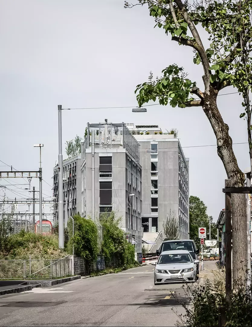 Au premier étage, la terrasse du bar «Gleis»  est accessible grâce  à des escaliers extérieurs mais également depuis  le Forum.