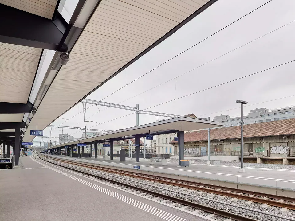 Perrondächer Perron 3 im Bahnkontext 