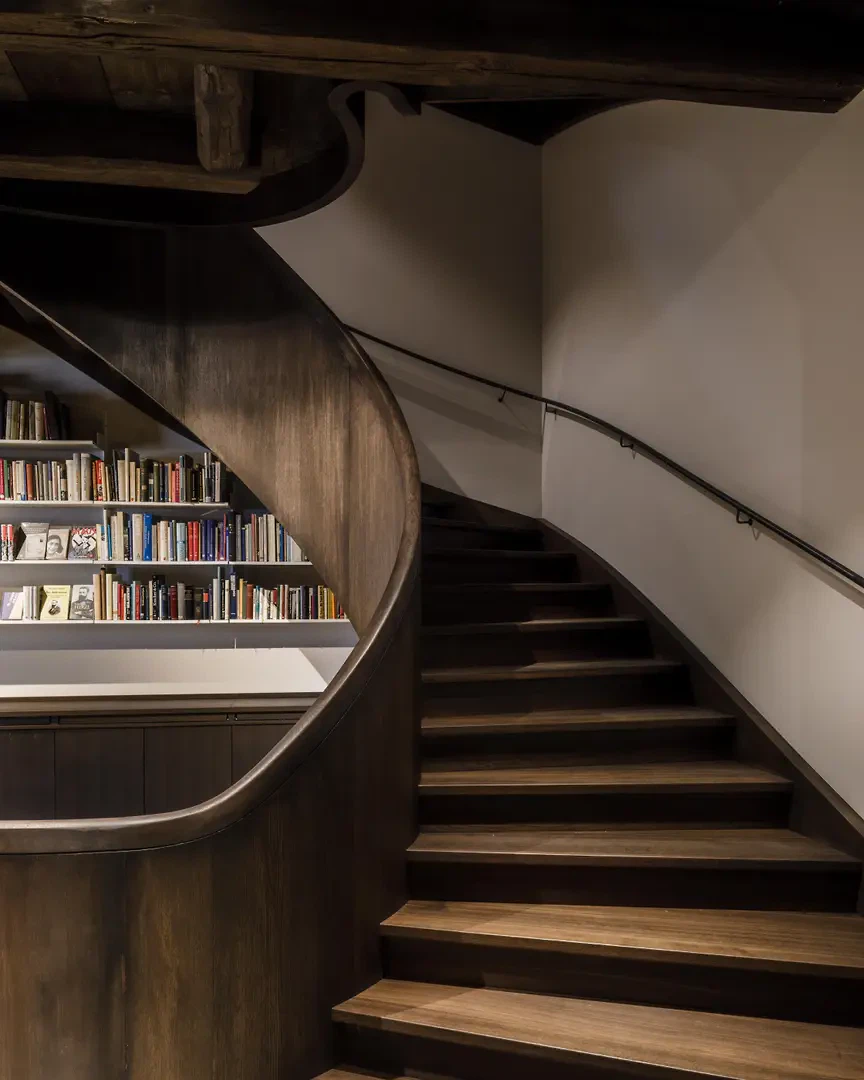 Lauf der geschwungenen Holztreppe im Museum  vom Erdgeschoss in den ersten Stock
