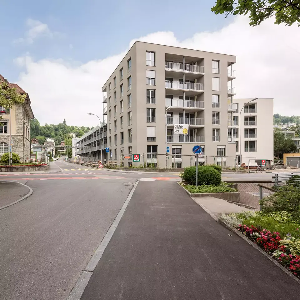 Haupteingang mit Strasse