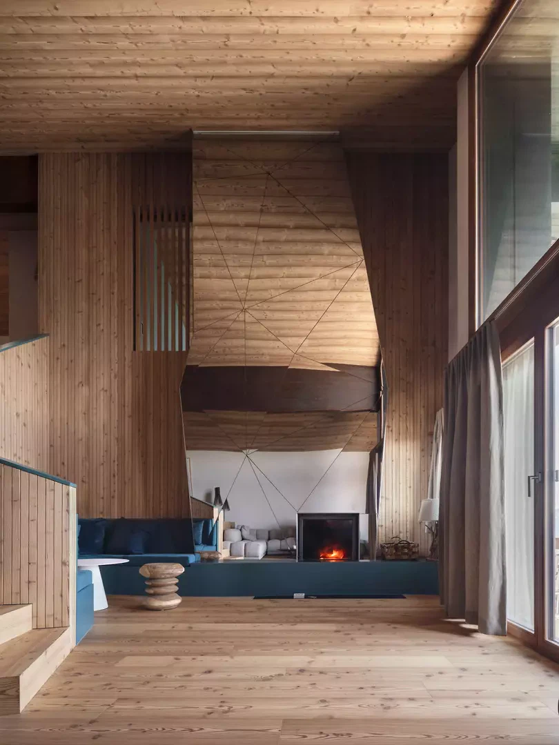 Der Kamin aus Stahl sorgt als skulpturales Element für eine moderne, gemütliche und harmonische Atmosphäre.