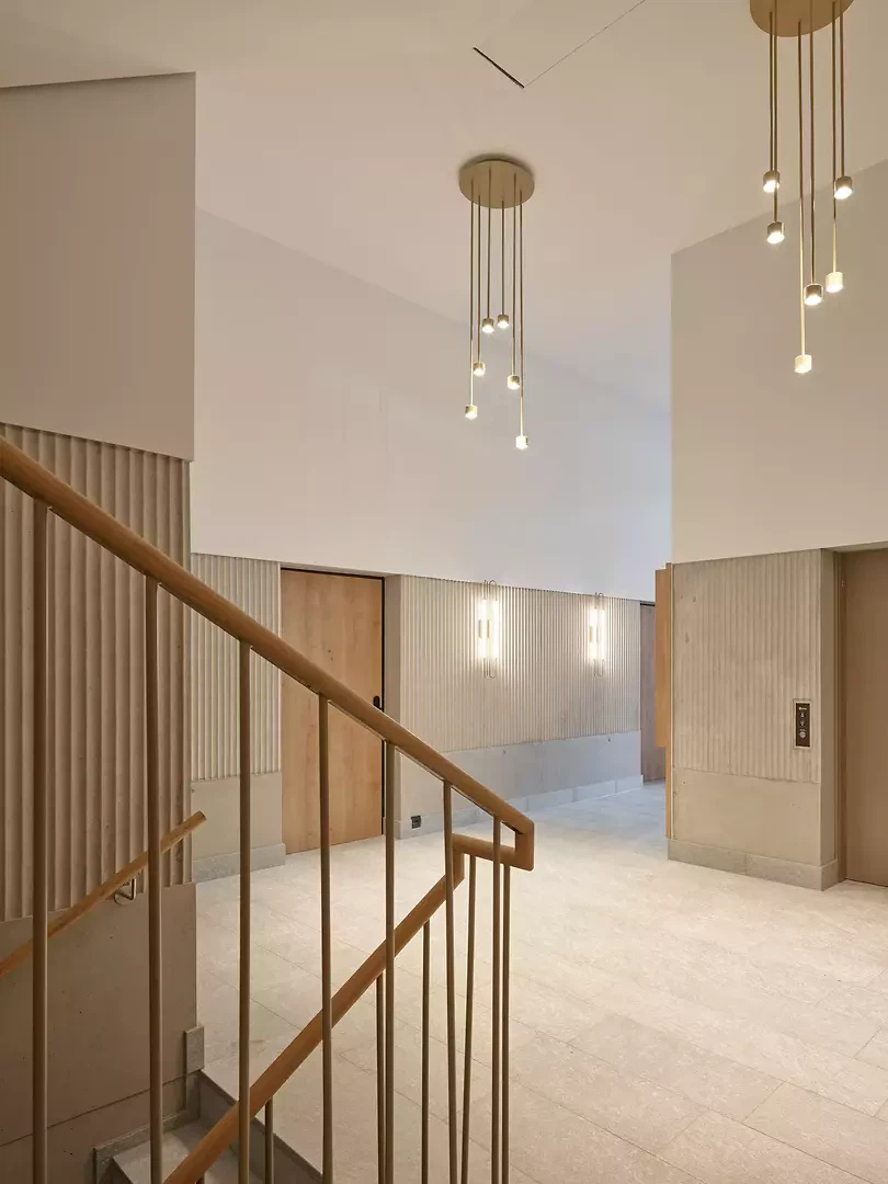 Das Foyer mit elegant gerillten Betonwänden