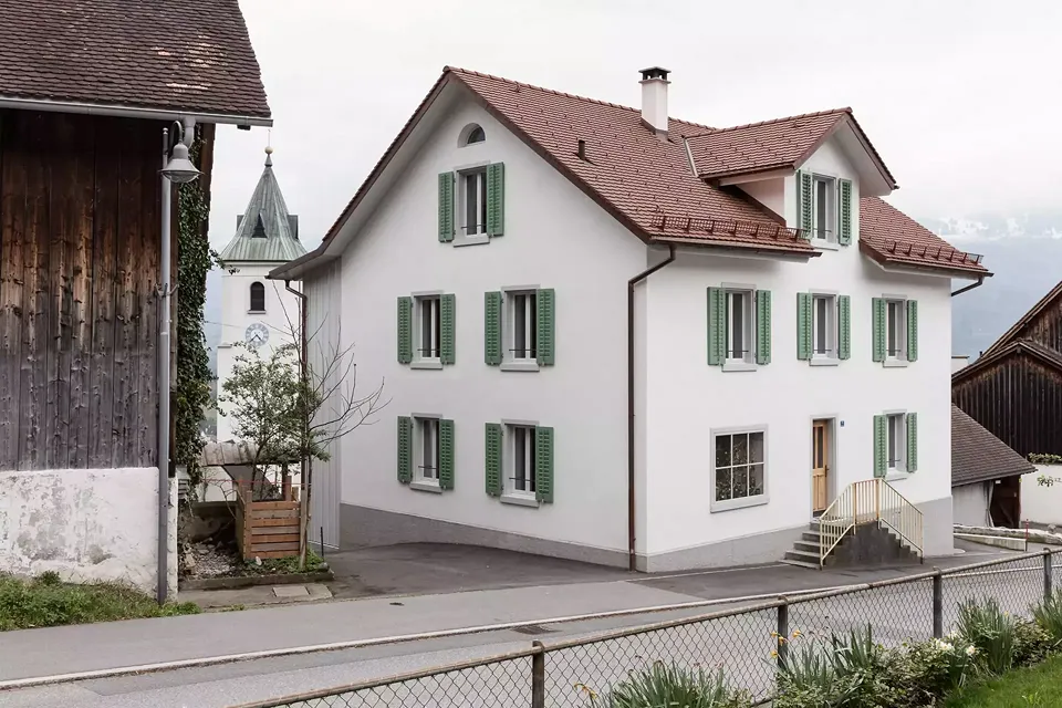 Aussenansicht von der Strasse mit neuem Dachgiebel