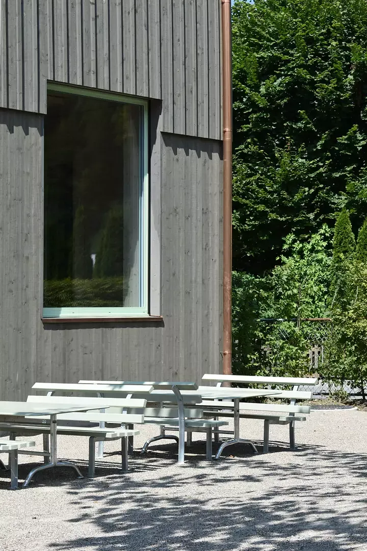 Bancs historiques pour enfants dans le jardin