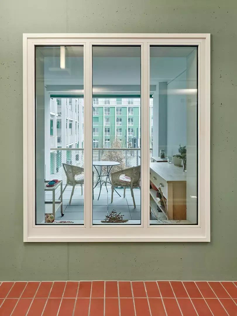 Blick durch eine Wohnung in den Innenhof